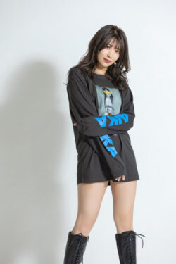 fig_0002436 【山岸逢花】 ザ・森東コラボ オリジナルロングTシャツ ダークグレー サイズXL