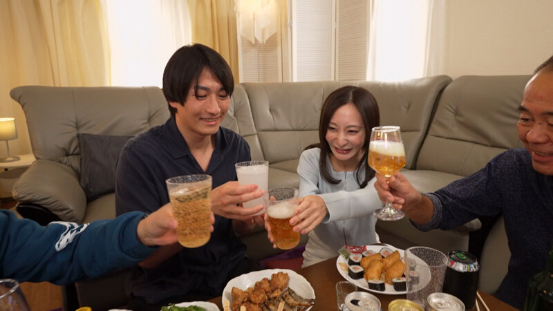 「足立友梨」を本気で酔わせたら~性欲暴走リアルSEXドキュメント 1枚目