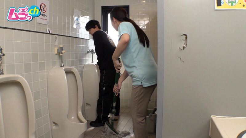 ニンゲン観察 「おしっこ舐めて綺麗にしましょうか?」働く男性のおち●ぽ掃除が生き甲斐の、トイレ清掃バイトのド変態お姉さん 5枚目