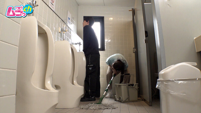 ニンゲン観察 「おしっこ舐めて綺麗にしましょうか?」働く男性のおち●ぽ掃除が生き甲斐の、トイレ清掃バイトのド変態お姉さん 7枚目