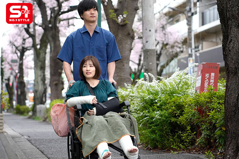 両手両足ケガした人妻が旦那の弟から下心丸出しで介護される話 奥田咲 2枚目