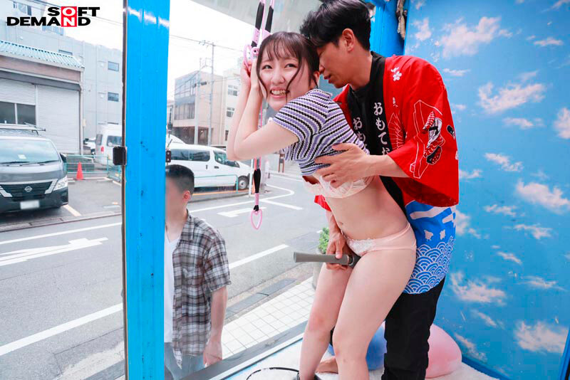 マジックミラー号 絶対に気持ちよくなってはイケない!!!愛する彼氏とはミラー越し30cmの状況でくすぐり我慢ゲームと称して凄腕AV男優の妙技でHにいじくりたおす!!! 鎖骨の綺麗なオフショル女子5名収録 11枚目