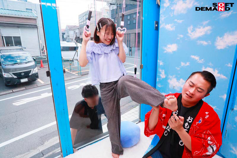 マジックミラー号 絶対に気持ちよくなってはイケない!!!愛する彼氏とはミラー越し30cmの状況でくすぐり我慢ゲームと称して凄腕AV男優の妙技でHにいじくりたおす!!! 鎖骨の綺麗なオフショル女子5名収録 14枚目