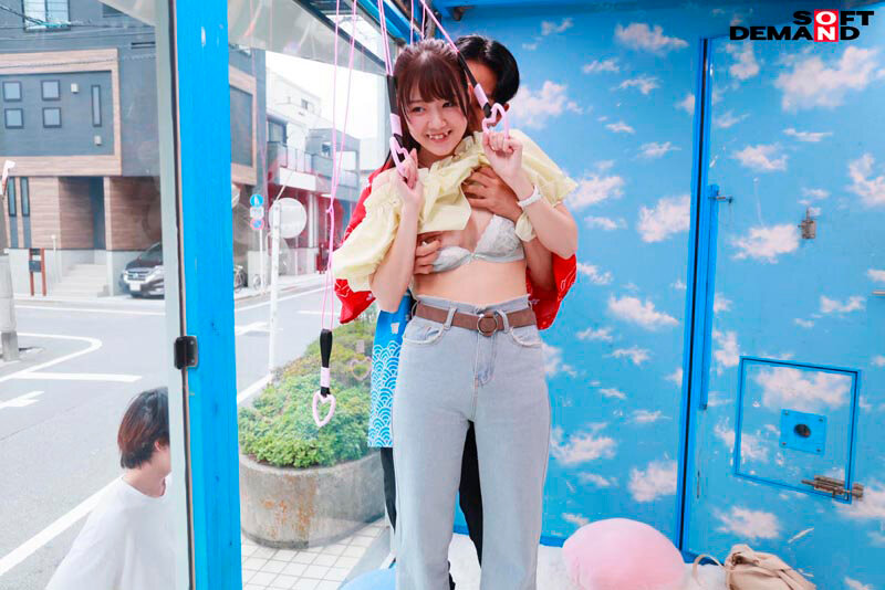 マジックミラー号 絶対に気持ちよくなってはイケない!!!愛する彼氏とはミラー越し30cmの状況でくすぐり我慢ゲームと称して凄腕AV男優の妙技でHにいじくりたおす!!! 鎖骨の綺麗なオフショル女子5名収録 7枚目