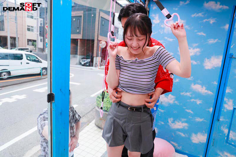 マジックミラー号 絶対に気持ちよくなってはイケない!!!愛する彼氏とはミラー越し30cmの状況でくすぐり我慢ゲームと称して凄腕AV男優の妙技でHにいじくりたおす!!! 鎖骨の綺麗なオフショル女子5名収録 9枚目