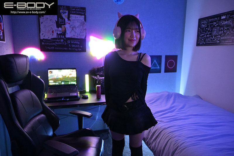 e-スポーツ全国ベスト8の美少女プロゲーマー 脱いだらまさかのチート級ロリGcup巨乳 AVモード突入デビュー 中山みずき 1枚目