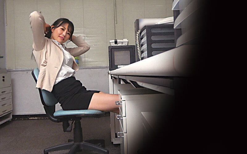 完全主観 「ほら、ワタシをおかずにして…目の前でシコって見せて…」美熟女に見つめられながら射精する快感3 1枚目