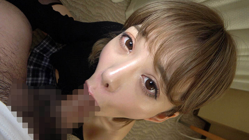 すんごいエロいフェラ顔でチ〇ポにしゃぶりつく!ドスケベすぎるP活娘に大量ザーメン口内射精! 7枚目