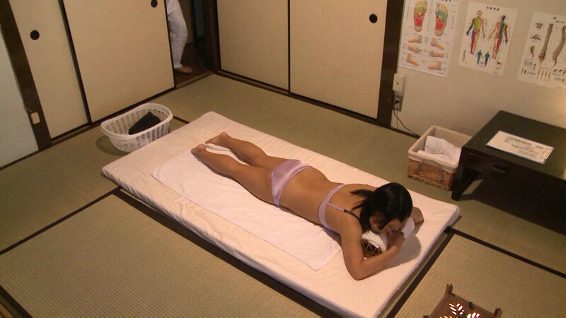 予約困難!身も心もアソコもリフレッシュさせる人妻御用達の危ないマッサージ! 1枚目