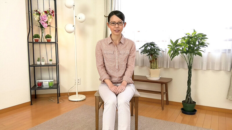 真面目そうな見た目で、どエロ願望を引っ提げてAV出演したスレンダー人妻 3枚目