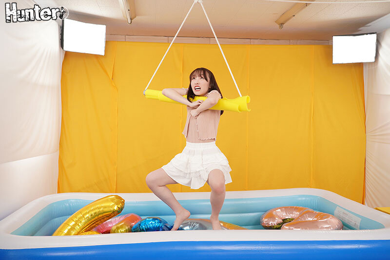 彼氏の目の前で!羞恥ガニ股クレーンゲーム! 豪華景品目指して成功しなければ即エロ罰ゲームで中出しヤリ放題! 6枚目