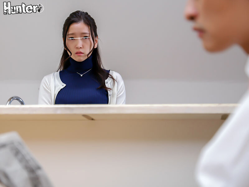 罪悪感よりも背徳感に溺れた人妻「ちょっとウチで休憩していかない?」旦那の不在中、若い配達員の男を誘惑して情熱的な濃厚種付けセックスを楽しむ妖艶な人妻 2枚目