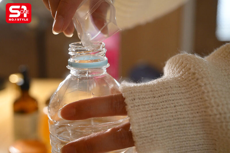 金松季歩、媚薬で飛ぶ 毎日こっそり媚薬漬けにした10日後のガンギマリビッチ 1枚目
