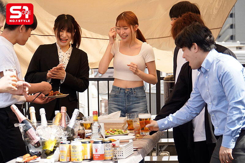 会社バーベキューであれよあれよと社員全チ●ポに股を開いちゃう…お酒で激チョロOL(しかも既婚者) 笹倉彩 1枚目