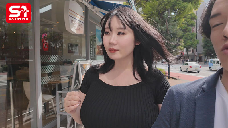 街行く男の視線を独占する 10度見級Kカップのエッロい女を連れて デカ乳露出街ぶらりした後ホテルに入って即ハメSEXしたくない? みなみ羽琉 2枚目