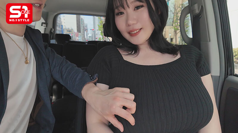 街行く男の視線を独占する 10度見級Kカップのエッロい女を連れて デカ乳露出街ぶらりした後ホテルに入って即ハメSEXしたくない? みなみ羽琉 4枚目