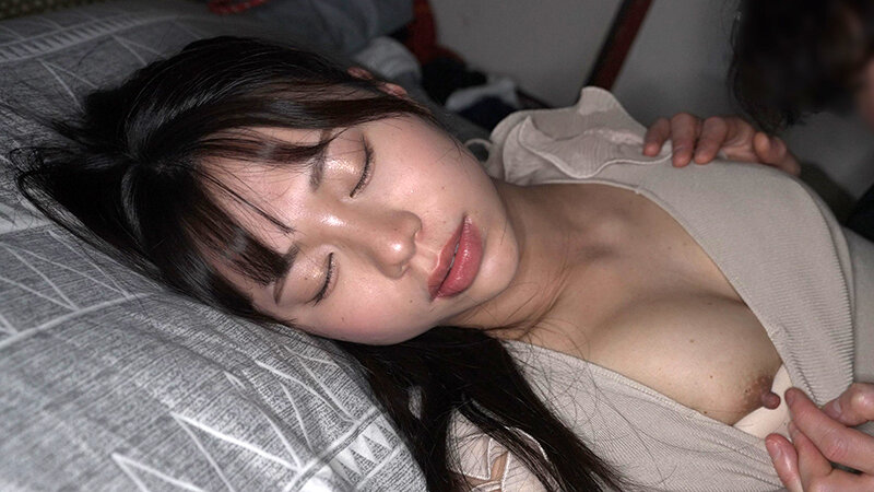 【黒髪清楚スレンダーI.H.22歳】無防備女 睡眠姦盗撮 2枚目