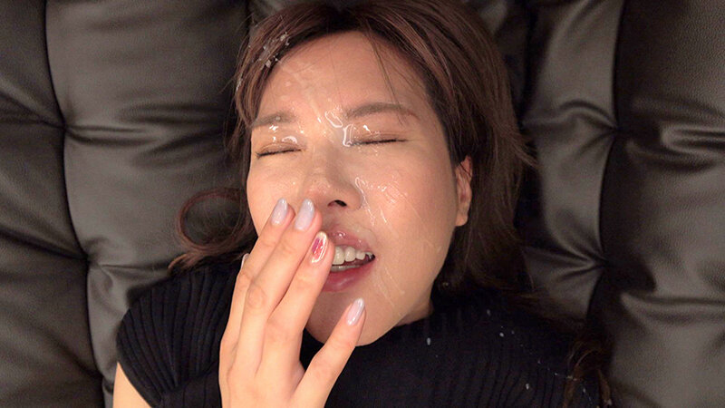 顔面に貼りつく新鮮ザーメン!!センズリ鑑賞に来た素人妻に突然顔射! 14枚目