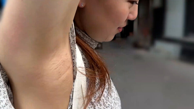 M男が街中で女性に声をかけてワキを舐めさせて貰う OL あいるちゃん 2枚目