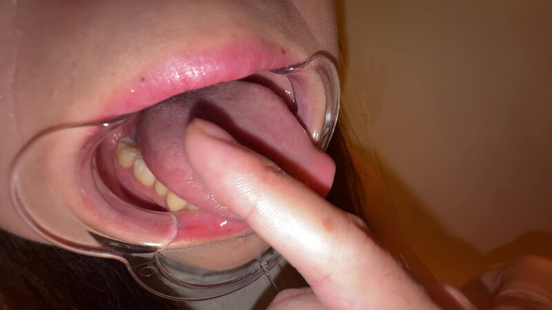 【個人撮影】赤城穂波 初喉チンコ触り&超長舌を開口器で観察 18枚目