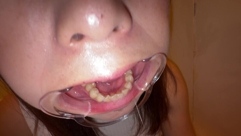 【個人撮影】赤城穂波 初喉チンコ触り&超長舌を開口器で観察 20枚目