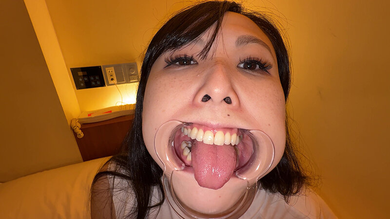 【個人撮影】横山夏希の喉チンコ触り&肉厚舌を開口器で観察 10枚目