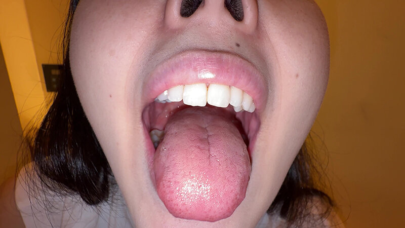 【個人撮影】横山夏希の喉チンコ触り&肉厚舌を開口器で観察 4枚目