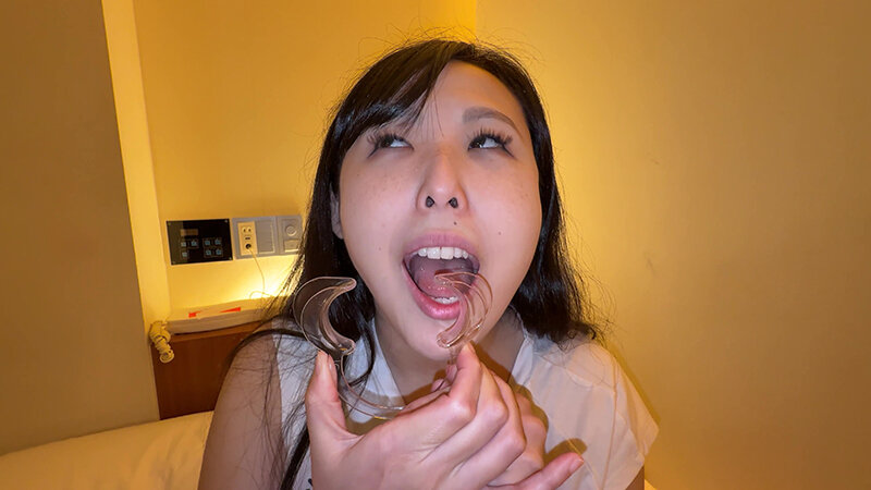 【個人撮影】横山夏希の喉チンコ触り&肉厚舌を開口器で観察 5枚目