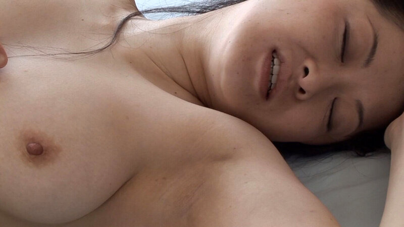 アラフォーとは思えない美貌とスタイル、胸のハリ!一級品のセレブ熟女が一期一会の中出しセックス! 12枚目