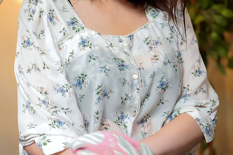 突然の雷雨の中、ズブ濡れで帰ってきた兄嫁はブラジャー&パンツがスケスケ状態!こんなエッチな体を見たボクは我慢できず… 優梨まいな 2枚目