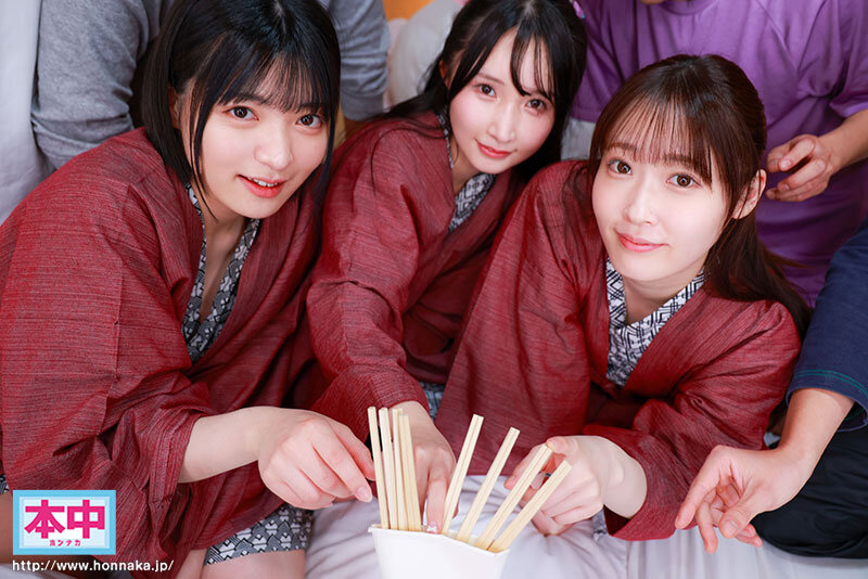 【VR】修学旅行で女子3人部屋に招かれて男女でちょっとHな王様ゲーム!!だけでは終わらなかった…! 男は僕ひとりだけのハーレム逆4P中出し(筆おろし付)修学旅行 由良かな 天然美月 虹村ゆみ 3枚目