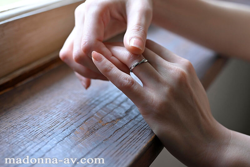 奥ゆかしい、その美しさを、より深く―。 新人 美貌と品格を併せ持つ人妻 森かおり 37歳 AV DEBUT 1枚目