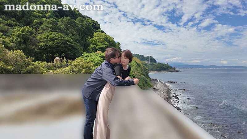 デビュー10周年記念、二度とないこの瞬間を全力で‘イキ’る―。 肉欲にまみれた『藍』色の海 向井藍を丸裸にする1泊2日のハメまくり中出し旅行 1枚目