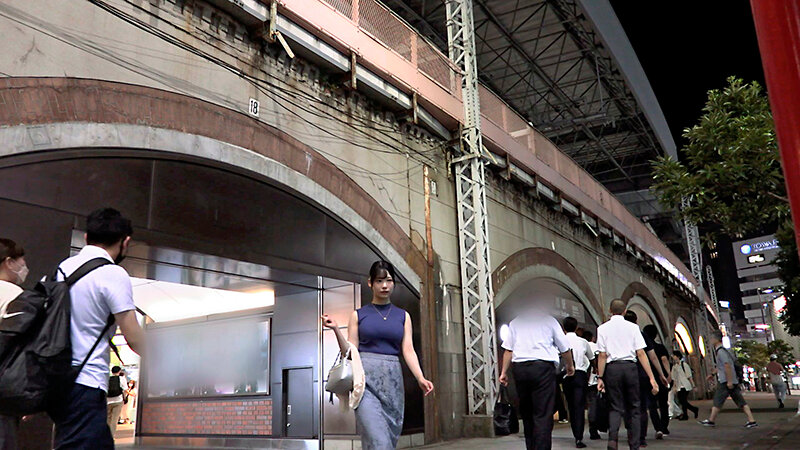 「あなた、許して…。」夫との平凡なSEXでは物足りない美人妻たちが高級なTバックを履いて下半身を恥じ晒す 2枚目