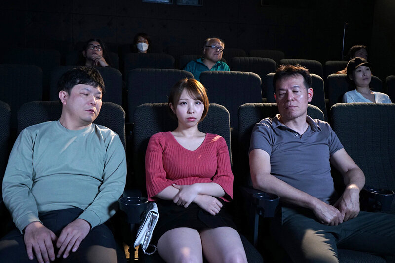 暗闇のシアターねとられ試射会 映画館で知らない男達にイヤというほどまさぐられ異常に興奮した妻 宍戸里帆 18枚目