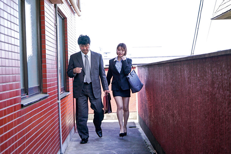 近親相姦 十数年ずっとシタくて憧れていたバリキャリ義母のタイトスカート姿に遂に我慢しきれず父に内緒でめちゃくちゃSEXした話 入田真綾 2枚目