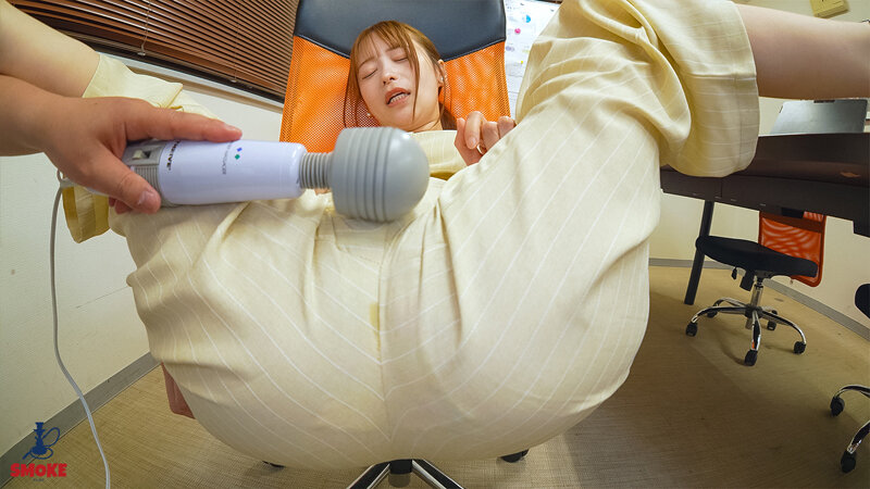 【飲尿聖水セクハラ】 残業中、2人きりの社内でトイレ我慢で溜まった鮮度抜群おしっこを変態上司に目の前で見せつけ飲みされ恥ずかしめ小便まみれSEXでイキ狂わされてしまう新人デカ尻部下OL 天馬ゆい 13枚目