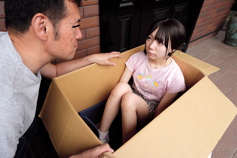 家の前で捨て子を拾ってしまいました…ちびっ子パイパンゆなちゃん145cm 日向由奈 1枚目