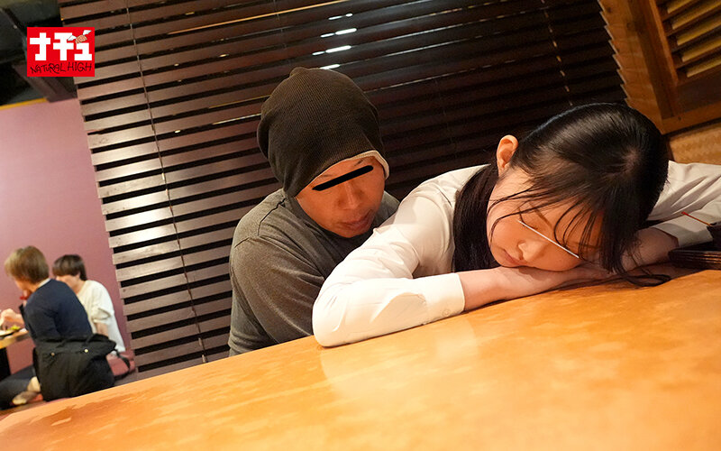 居酒屋羞恥 パンストの中で手マンされ濡れシミができるほどイキ潮を吹きまくる就活女子 15枚目