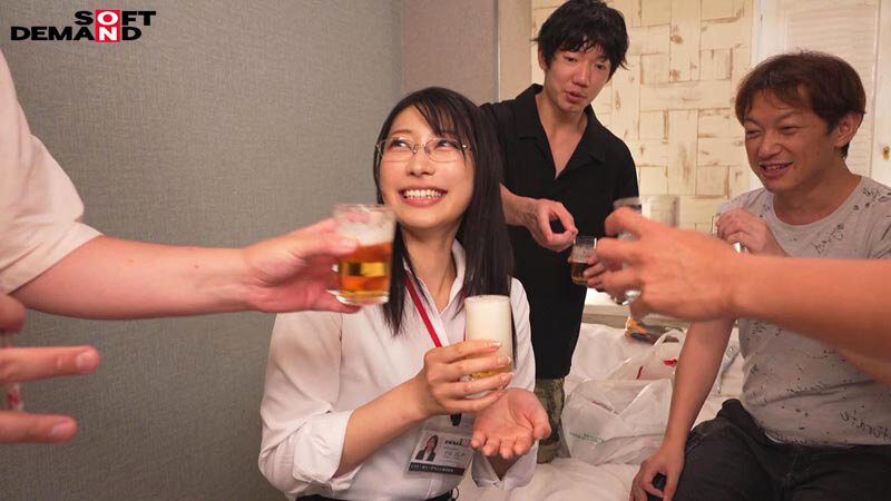 平日の昼間から恐縮ですが、乾杯からの挿入に至りました。in 新宿のラブホ 秘書 守屋よしの 9枚目