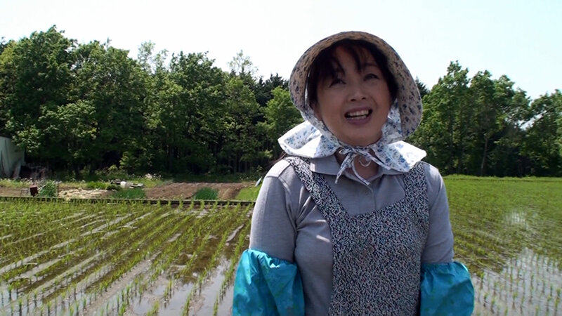 旦那が農協の研修旅行で留守中!AVの撮影で愉しむ淫乱熟女と大自然の中で淫乱SEX! 1枚目