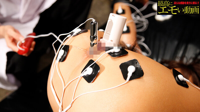 残酷な格好にされて女体と秘唇の周りに電流を流されマ○コをグショグショにする女 5枚目