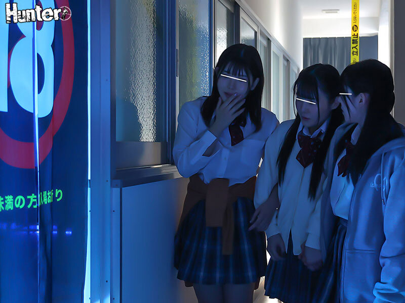 18歳未満立ち入り禁止の暖簾をくぐれば欲求不満な女子生徒といつでもヤリ放題!18歳未満立ち入り禁止の暖簾の先にはエロがある!使われていない旧校舎に出来た 18禁スペースは暇を持て余した学生たちの発情スポットに! 3枚目