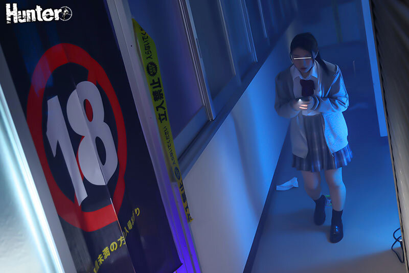 18歳未満立ち入り禁止の暖簾をくぐれば欲求不満な女子生徒といつでもヤリ放題!18歳未満立ち入り禁止の暖簾の先にはエロがある!使われていない旧校舎に出来た 18禁スペースは暇を持て余した学生たちの発情スポットに! 4枚目