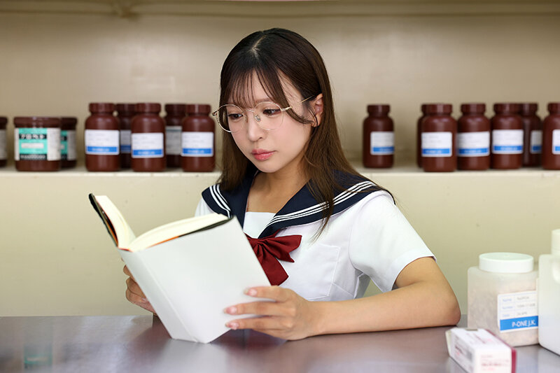 【VR】またがりキスで夢中にされ、練習してきた腰使いに没頭。罰ゲームで付き合ったクラスの地味女に魅せられ、僕の方から離れられなくなった。 小那海あや 17枚目