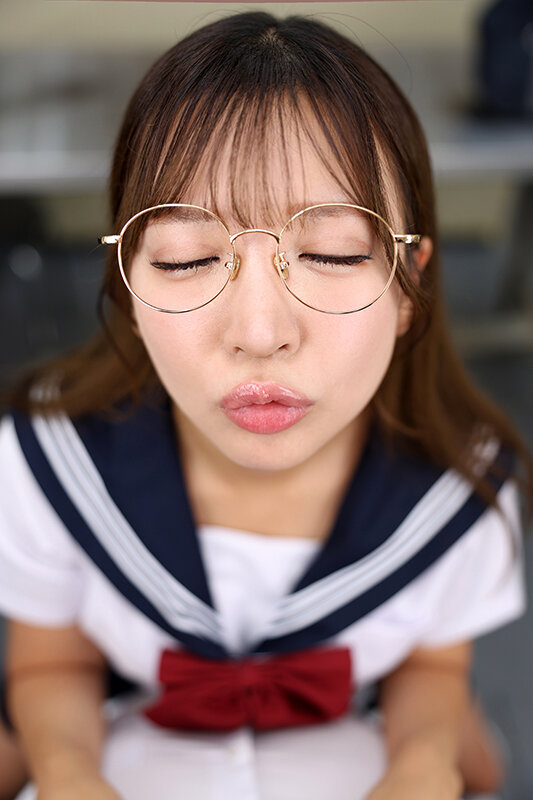 【VR】またがりキスで夢中にされ、練習してきた腰使いに没頭。罰ゲームで付き合ったクラスの地味女に魅せられ、僕の方から離れられなくなった。 小那海あや 7枚目