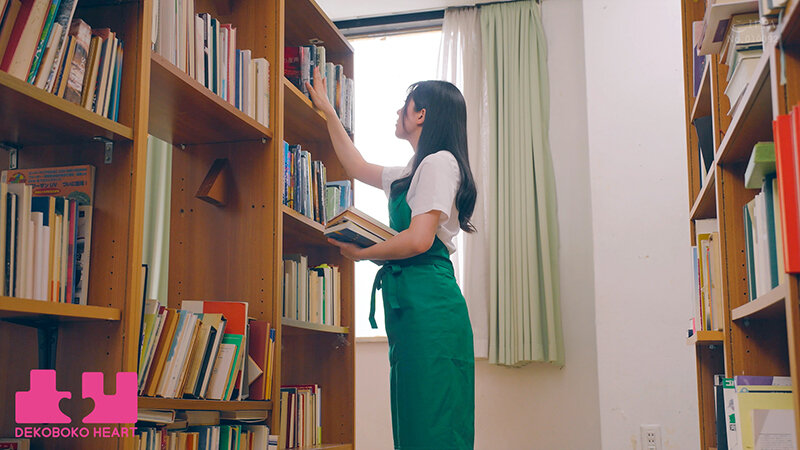 Wカニばさみおまんまんホールドレズ電車 図書館で働く黒髪美少女が同じ車両で偶然出会ったギャルカップルの太ももにはさまれ身動きがとれない状況で挟み撃ちレズ開発された 皆月ひかる 和久井美兎 江戸川もなか 3枚目