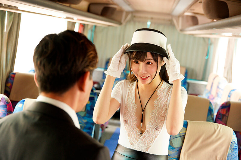 カラダを張って客をもてなす淫乱バスガイドと生ハメバスツアー 10枚目