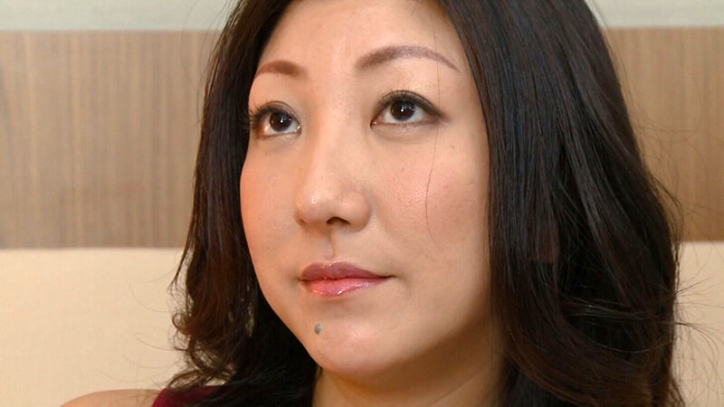 普段は海に波にサーフィン三昧の褐色系BODYの人妻さん!今日は夫に内緒で男に乗りまくりの中出しセックス! 2枚目