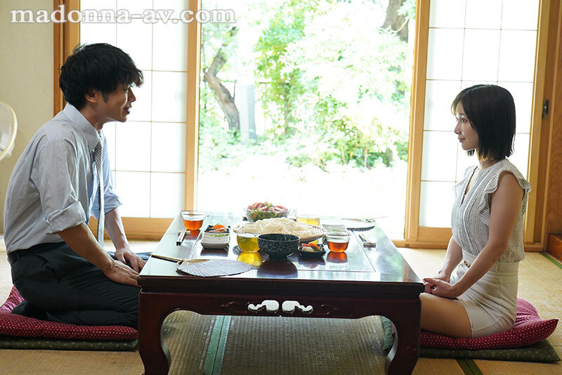 汗ほとばしる人妻の圧倒的な腰振りで、僕は一度も腰を動かさずに中出ししてしまった。 小島みなみ 1枚目